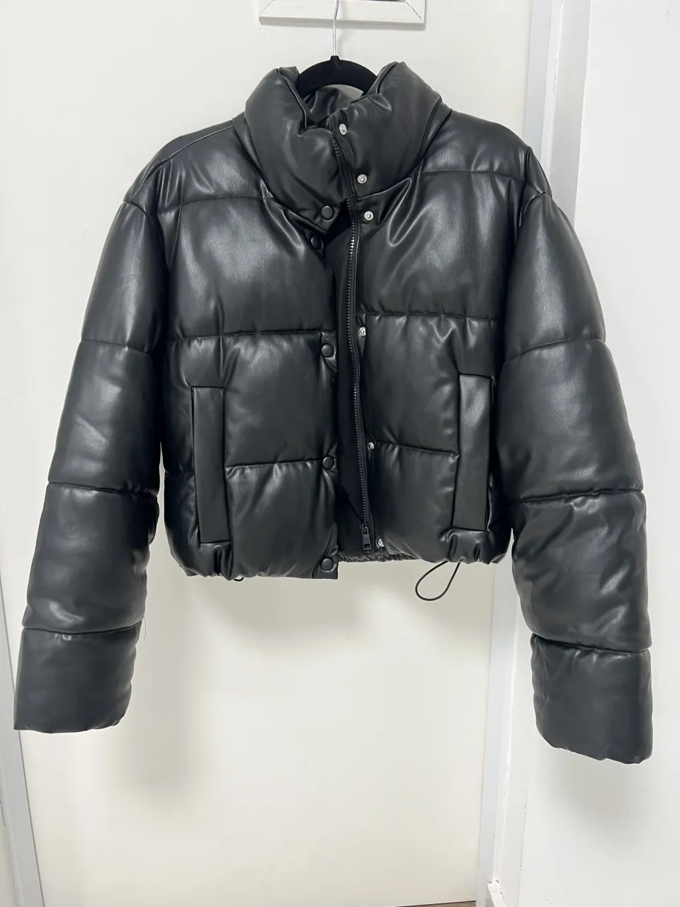 Campera puffer negra Zara con cuello alto y cierre. Es ajustable en la parte de abajo.  Tiene muy poco uso