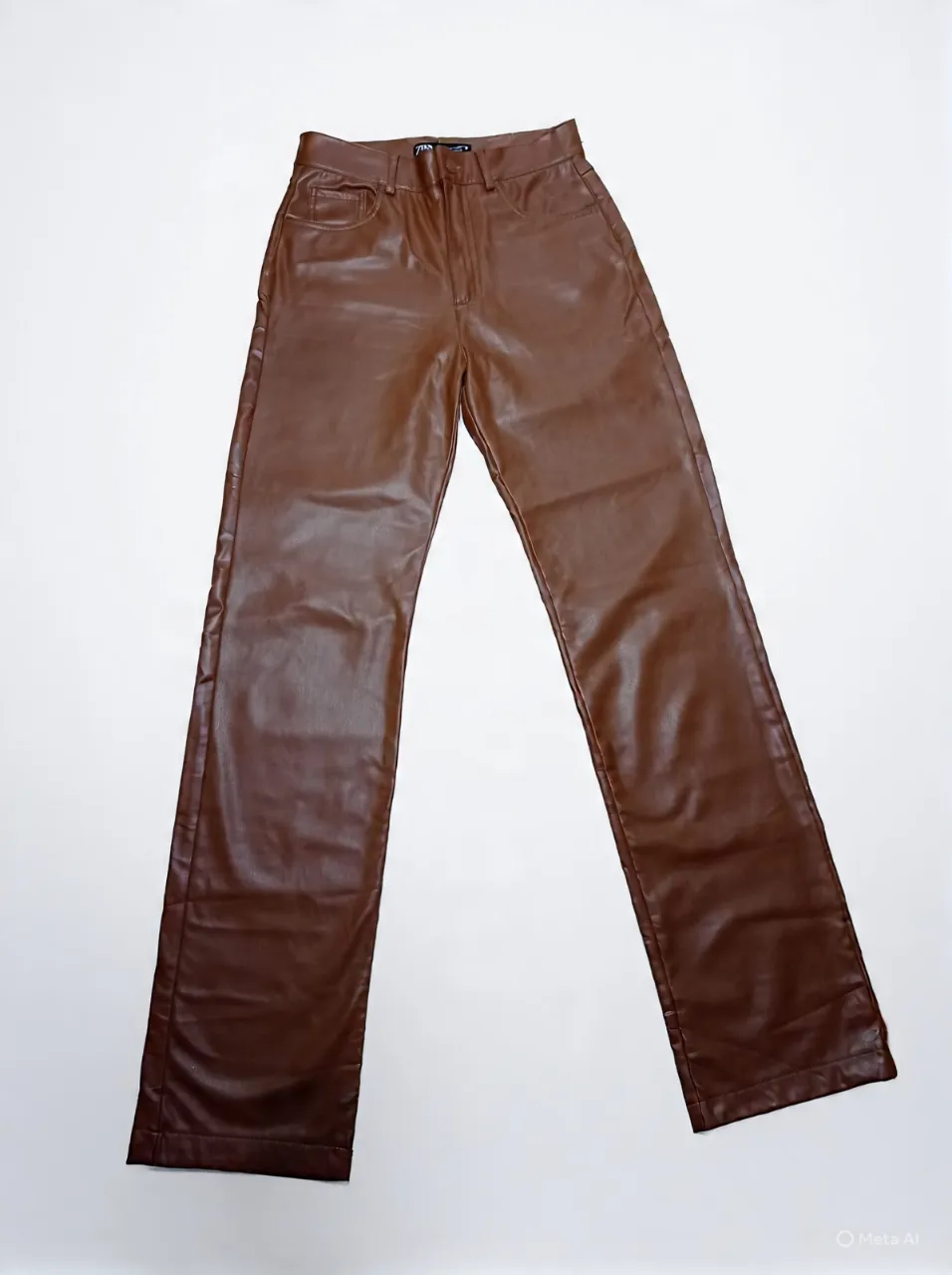 Pantalón de cuero marrón con bolsillos delanteros y traseros.