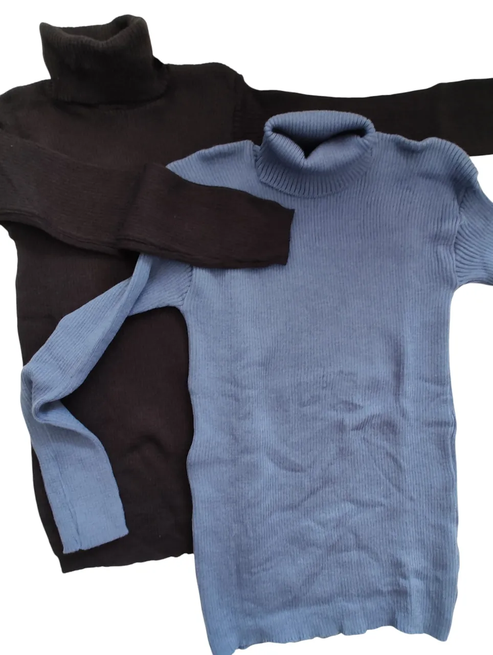 Polera de cuello alto,  azul. De tejido de punto acanalado.