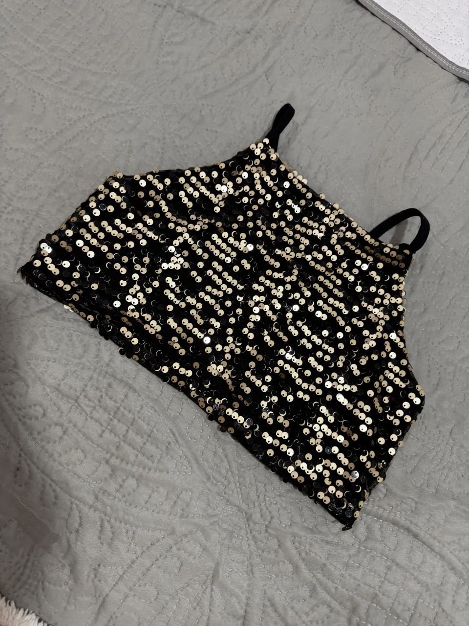 Top negro con lentejuelas doradas y negras. Breteles finos.