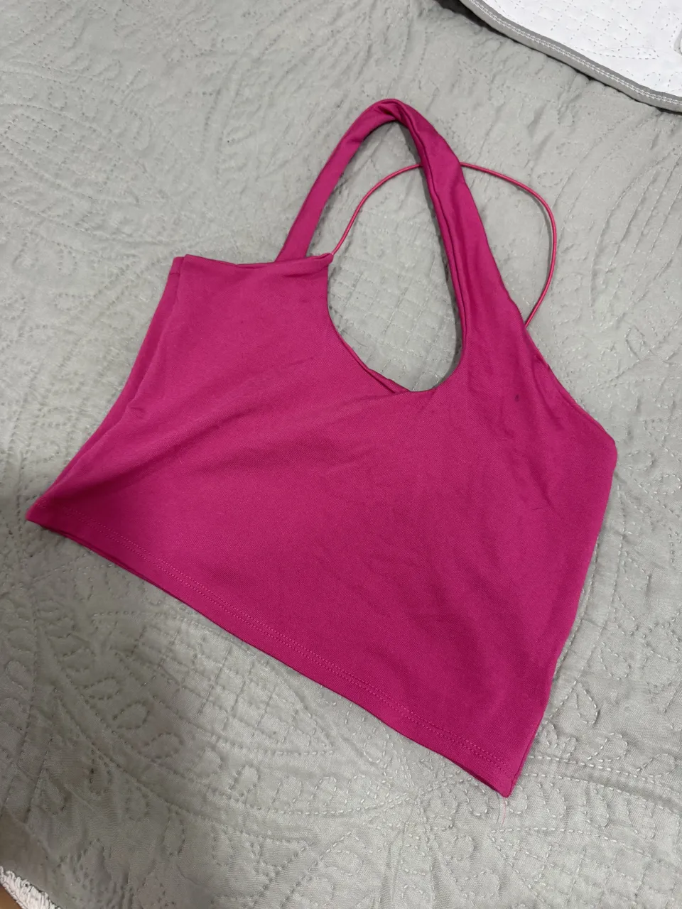 Top rosa con tiras finas y escote pronunciado.