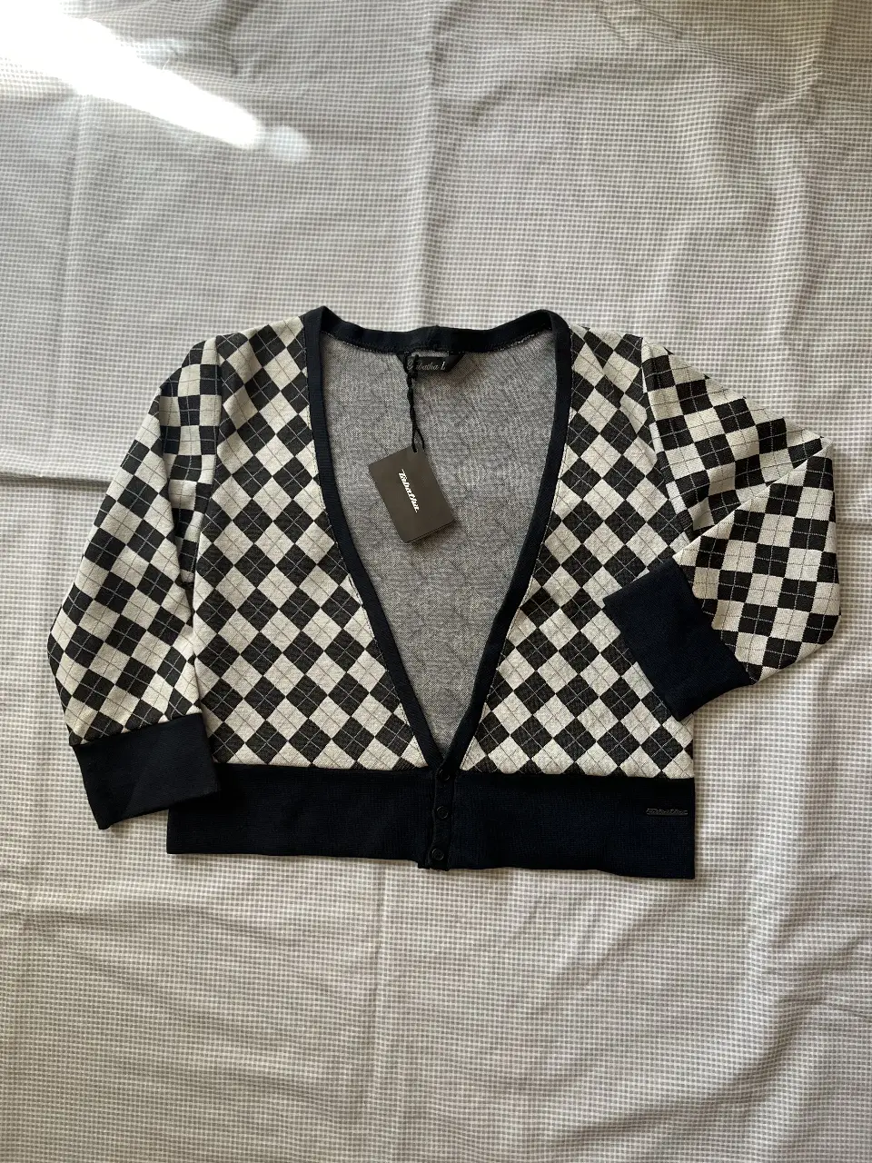 Cardigan de mujer con estampado de rombos en blanco y negro. Diseño con cuello en V y cierre con botones. Nuevo con etiqueta 2000s y2k vintage 