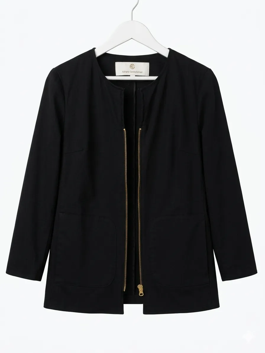 Campera negra con cierre dorado al frente y bolsillos laterales.