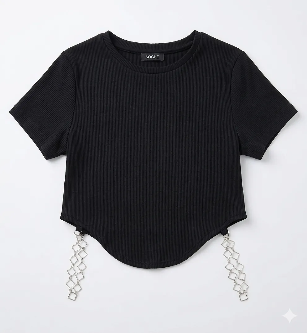 Remera negra de manga corta con detalles de cadena plateada en los laterales inferiores.
