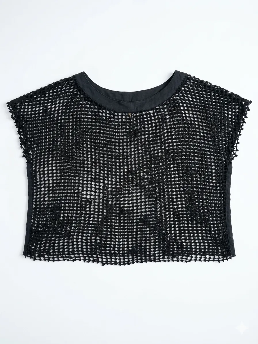 Remera negra de red con cuello redondo y mangas cortas.
