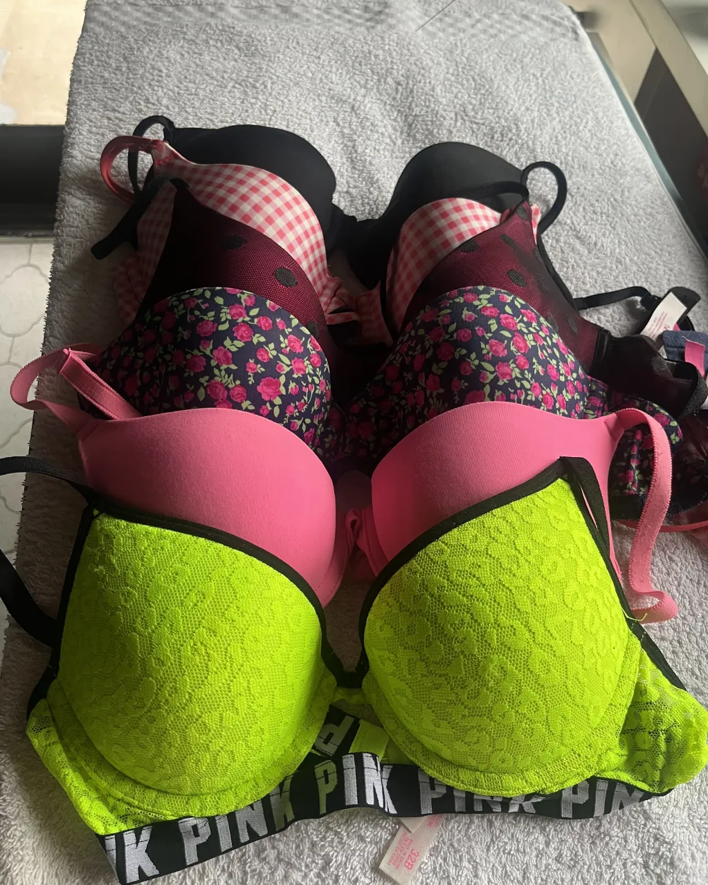 Conjunto de corpiños VICTORIA SECRET Y PINK de diferentes estampados, Ideales para el uso diario o para complementar outfits