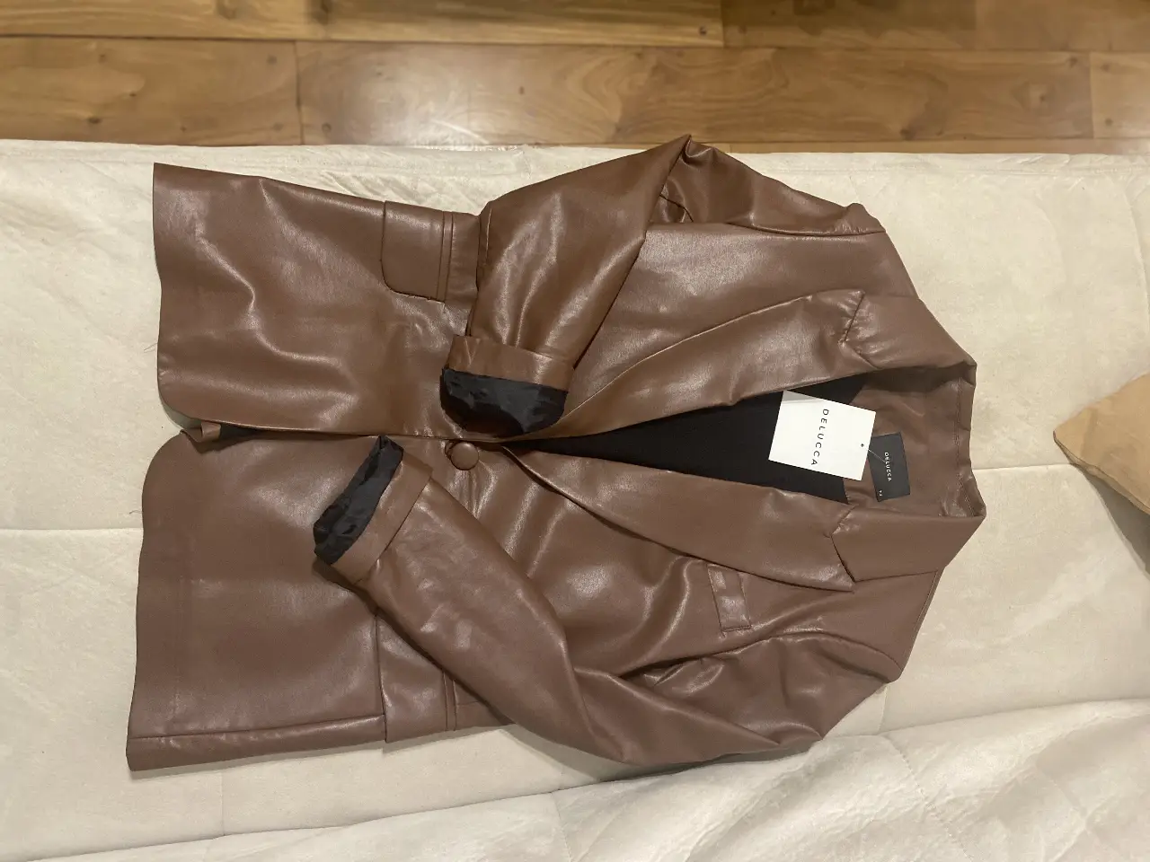 Blazer de cuero sintético color marrón de la marca Delucca. Ideal para un look elegante y moderno. Perfecto para usar en el trabajo o en una salida.