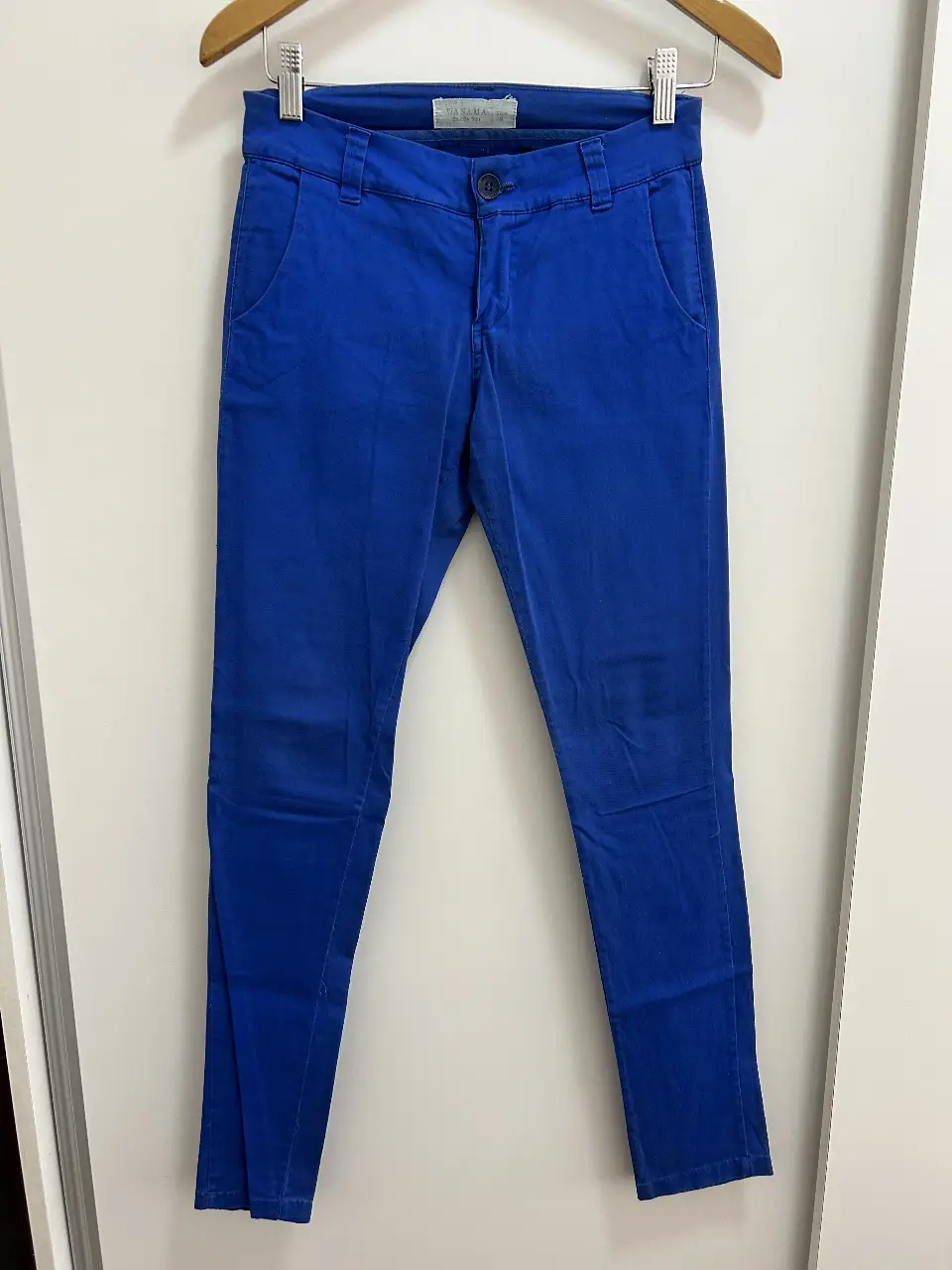 Pantalón chino azul de mujer, talle 40. Confeccionado en gabardina, ideal para un look casual y versátil.