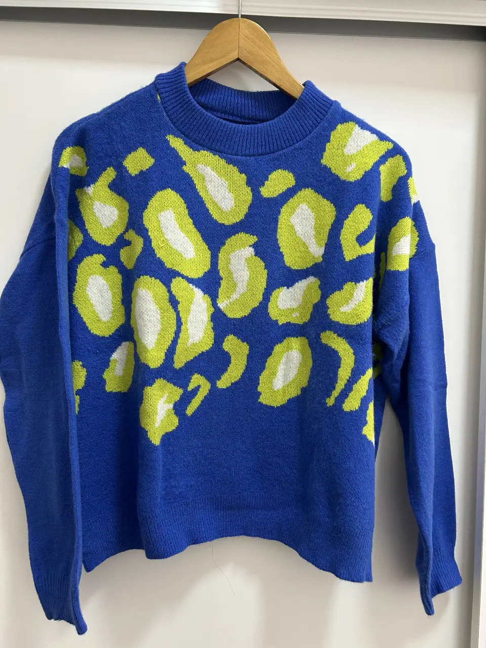 Sweater de mujer azul con estampado de manchas amarillas y blancas. Ideal para un look casual y moderno. Perfecto para el invierno.