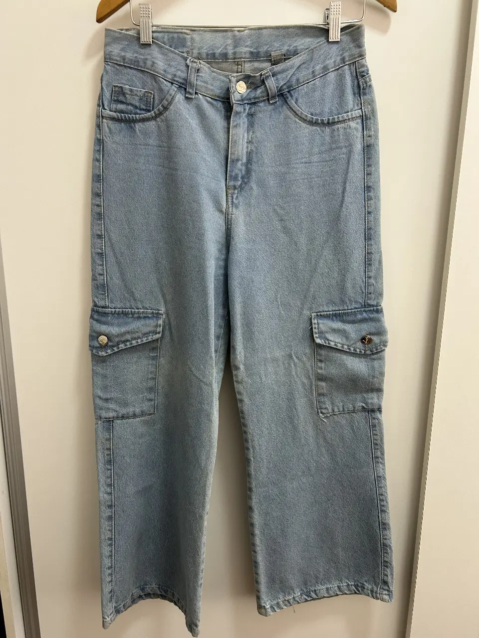 Jeans de mujer, corte recto, tiro alto, con bolsillos cargo en las piernas. Talle 44, de la marca Sarita.