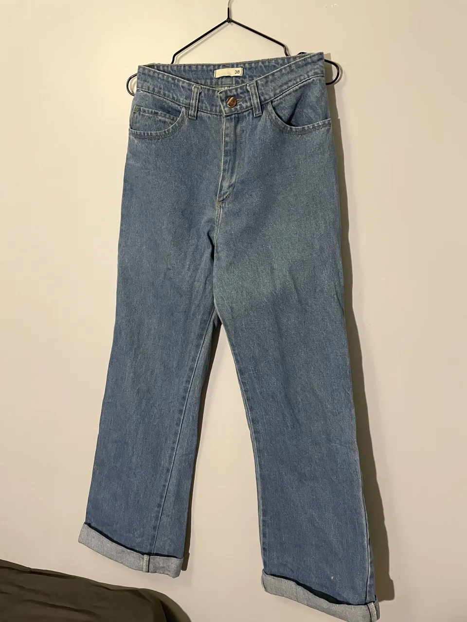 Jeans tiro alto, corte recto y con un leve efecto campana en la parte inferior. El lavado es clásico y se pueden usar con el ruedo doblado. Ideales para un look casual y moderno.