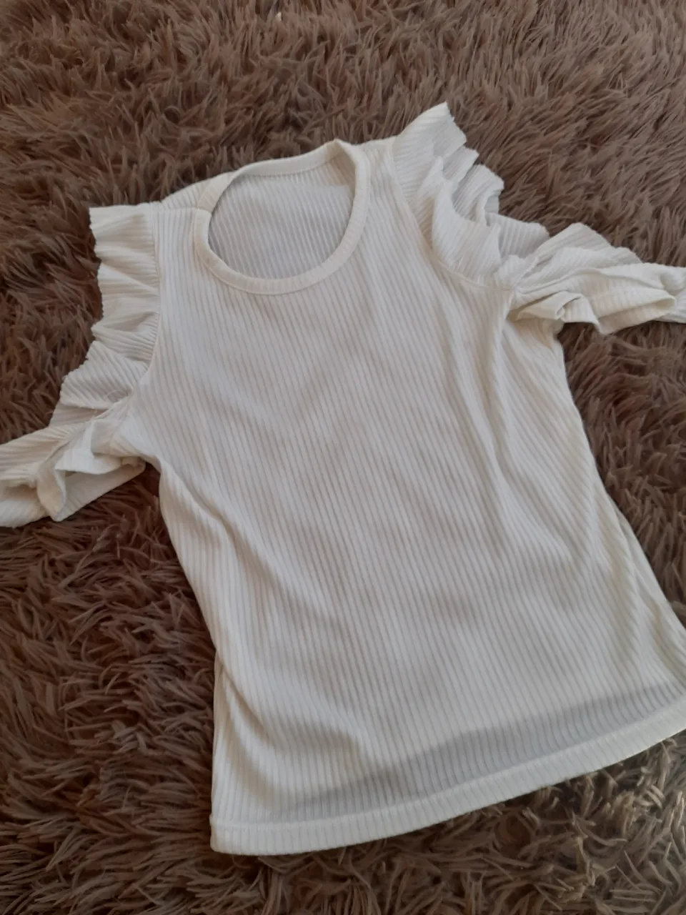 Reme color marfil 
Talle s /m
Medidas: axila/axila 39cm. largo total 45cm.