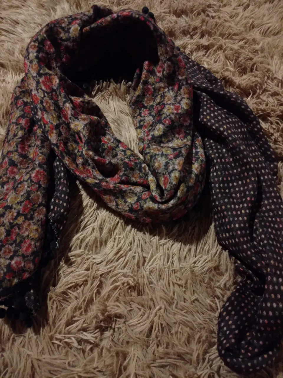 Chalina negra flores/puntos Con borlas. 
Medidas: 36cm X 196cm.
Material: 80% poliester  20% spandex  
