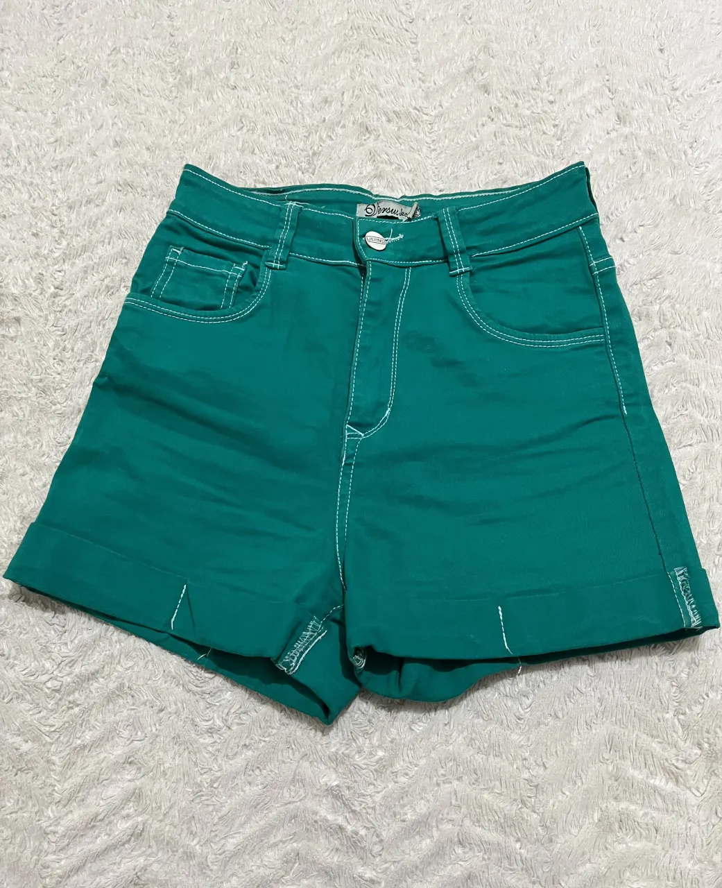Shorts de gabardina color verde con costuras blancas. Modelo con bolsillos delanteros y traseros.