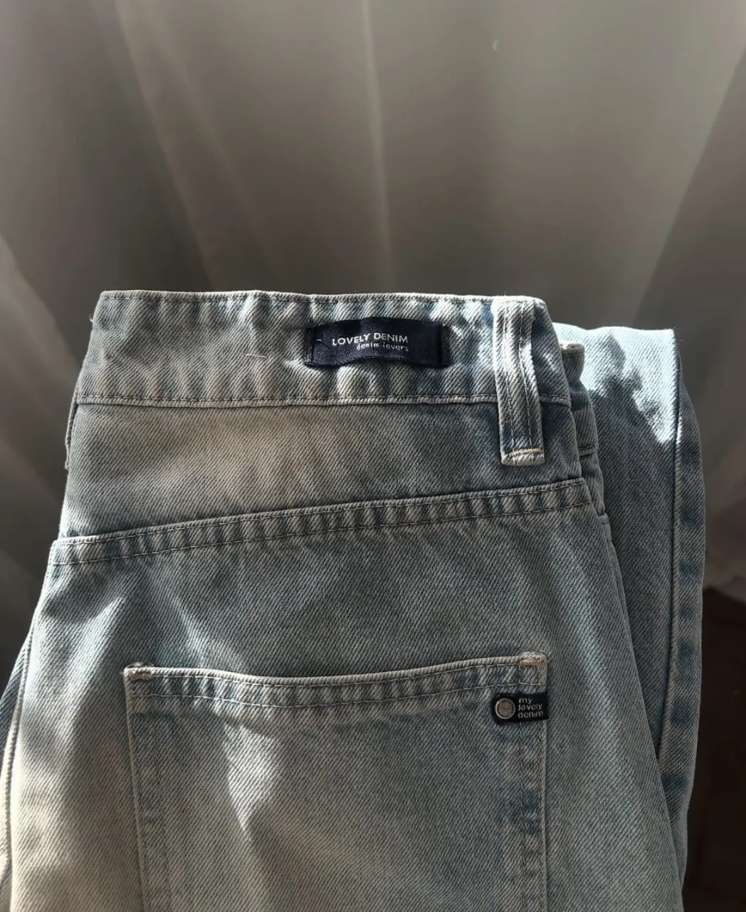 Jeans de algodón color celeste con lavado desgastado. Poseen bolsillos delanteros y traseros.