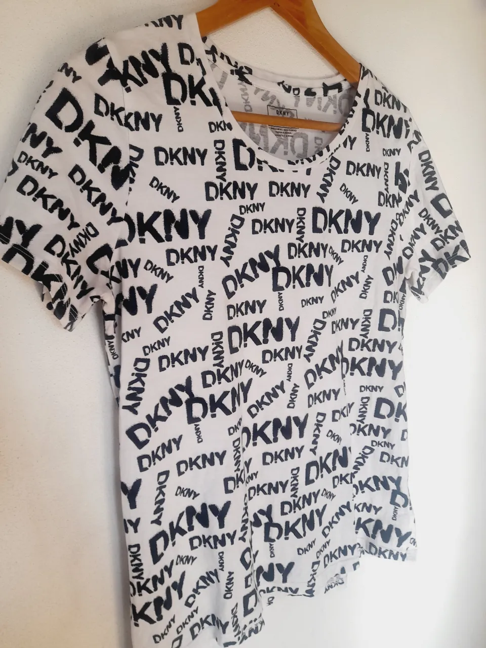 Remera DKNY - Vista 2
