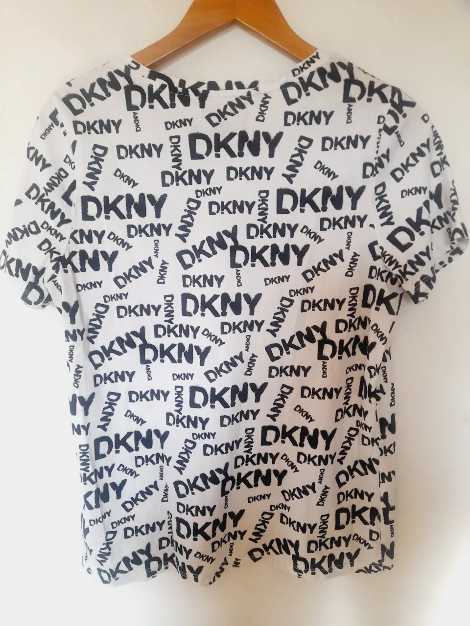 Remera DKNY - Vista 3