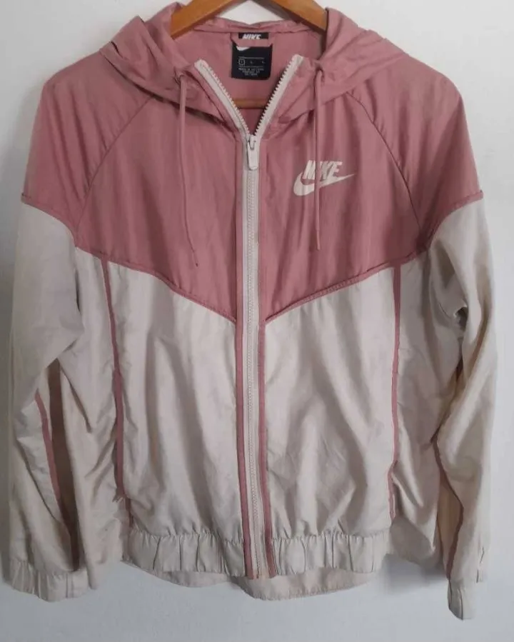 Campera deportiva rompe vientos marca Nike, tiene unas mini manchitas que se muestran en las dos últimas fotos,  la cámara no las capta bien,  pero por éso el precio.  