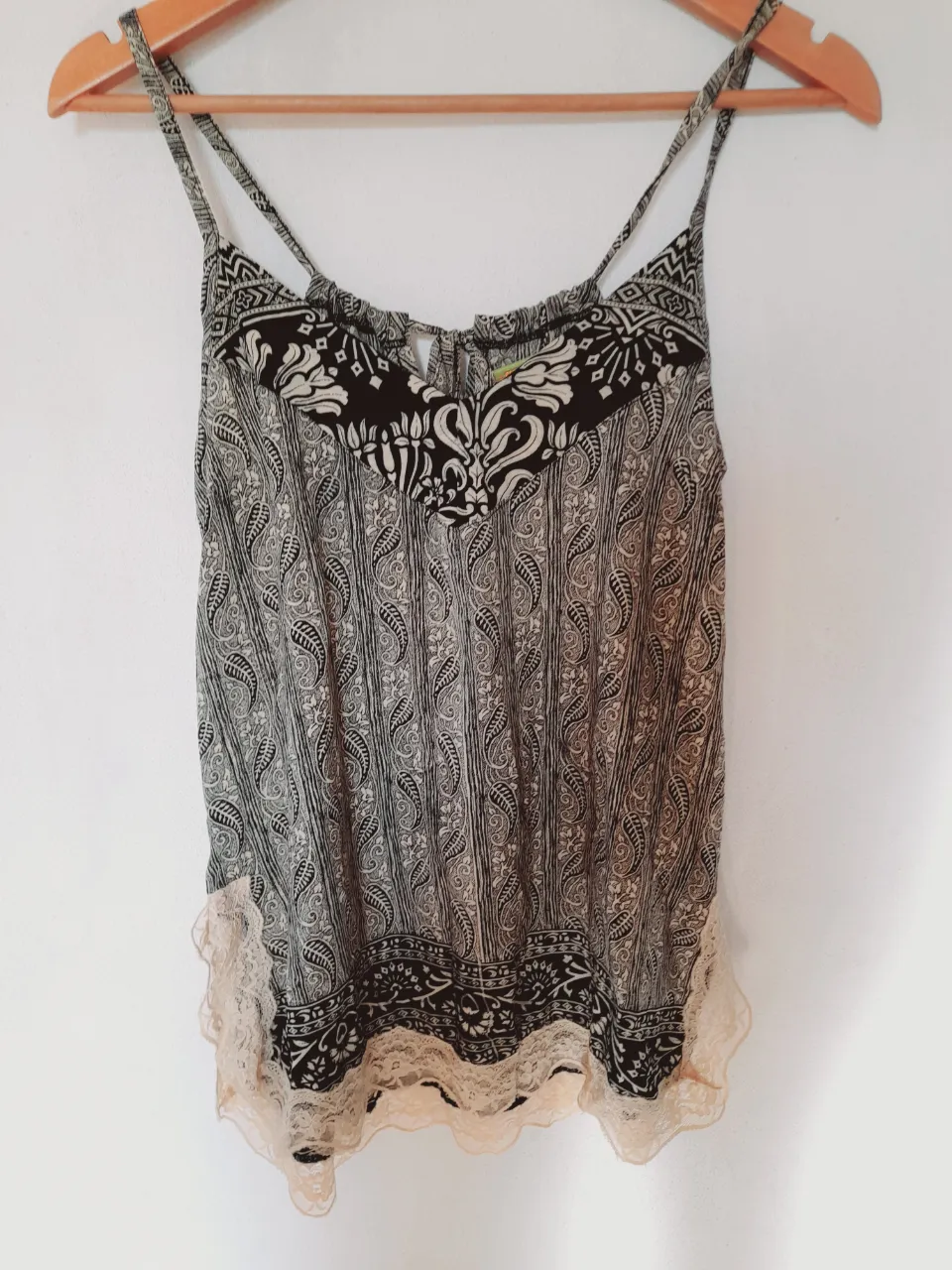 Musculosa Rapsodia, talle M, con estampado en crudo y negro con detalles de encaje en el ruedo. Perfecta para un look casual y fresco, ideal para el día a día o una salida tranqui. Largo:68cm.(con breteles)     Axila a axila:47cm. 