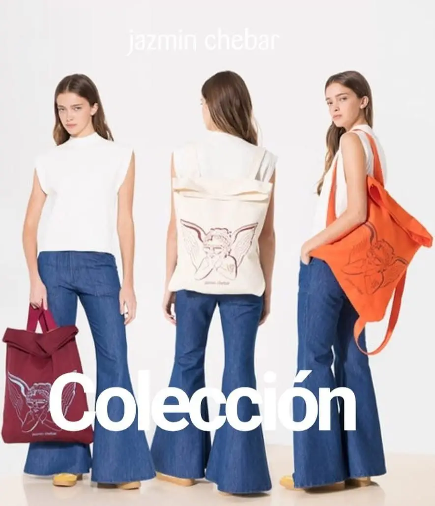 mochila de tela con estampado de ángel de la marca Jazmin Chebar. Ideal para llevar tus cosas con estilo y personalidad. Perfecto para un look casual y moderno.  colores disponibles: bordo 