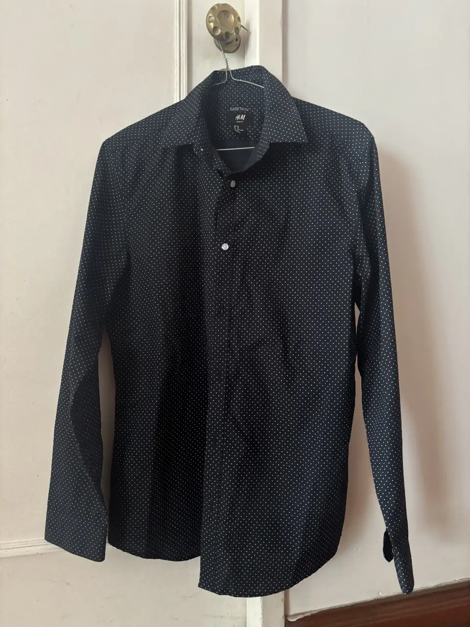 Camisa de hombre H&M Slim Fit, negra con lunares blancos. Ideal para un look casual o semi formal. Impecable