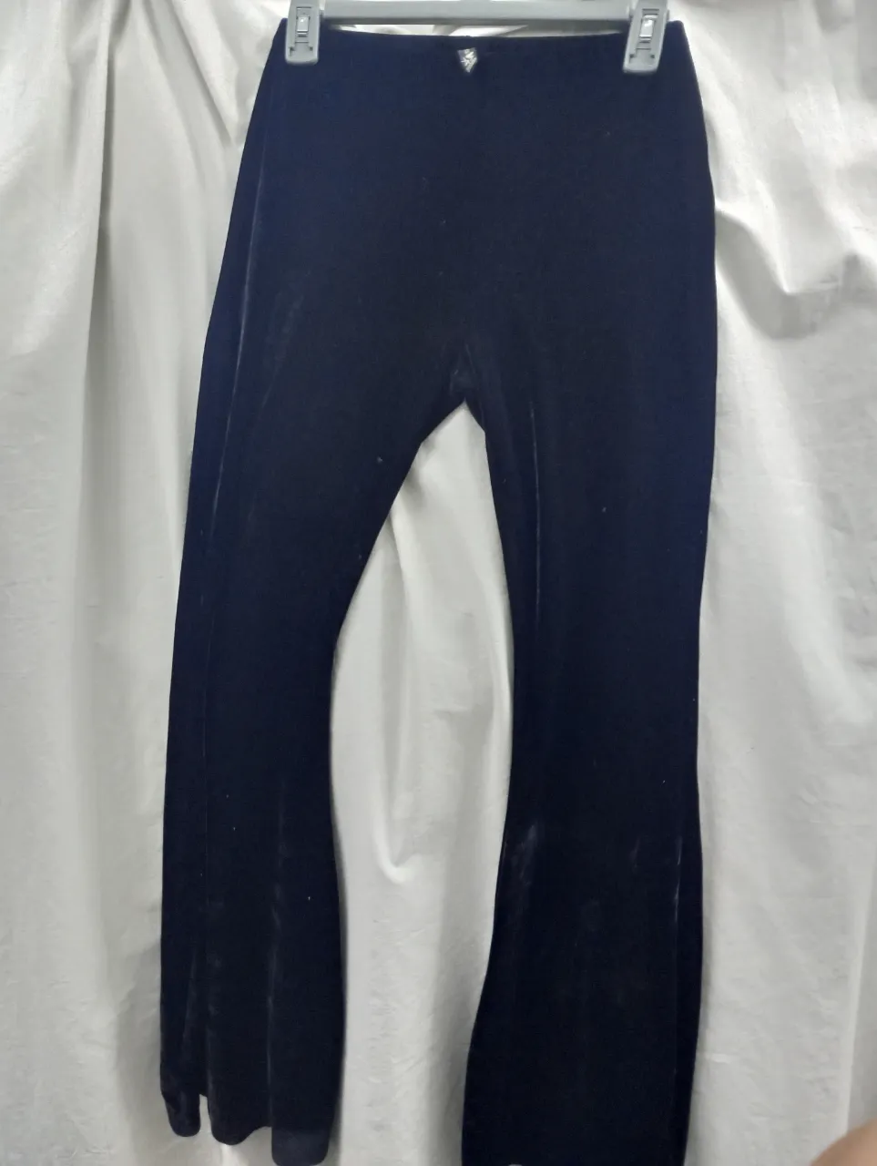 Pantalón largo de terciopelo negro con detalle de brillo. calza Oxford 