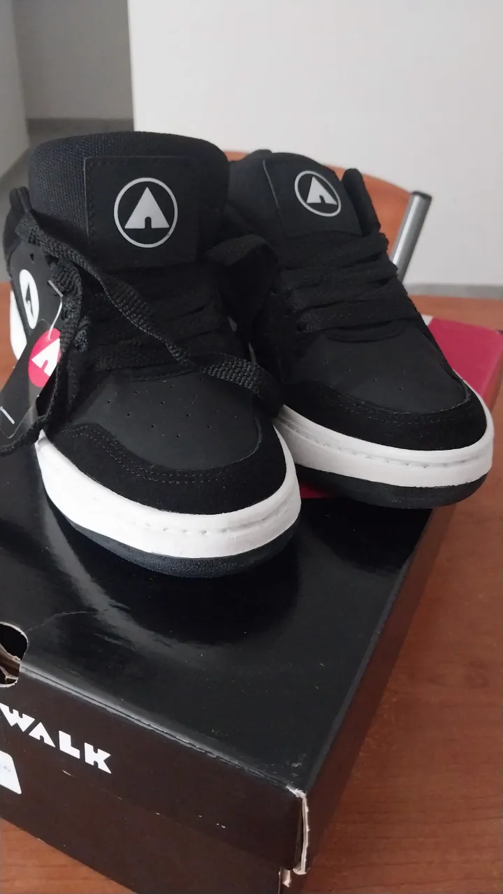 Zapatillas Airwalk negras con detalles blancos. Talle 36 (chico) mi pie mide 22,9 y me apretaban un poco.