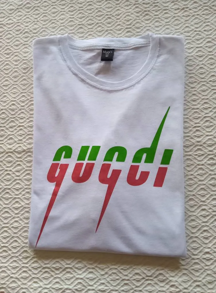 Remera blanca con estampa "gucci" en rojo y verde. Ideal para un look casual y moderno.