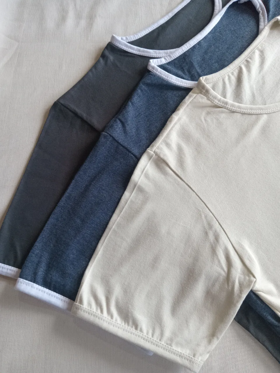 Remera básica de algodón, ideal para el día a día. Viene en varios colores lisos y tiene un cuello redondo con un fino borde blanco. Perfecta para combinar con cualquier tipo de pantalón o short.