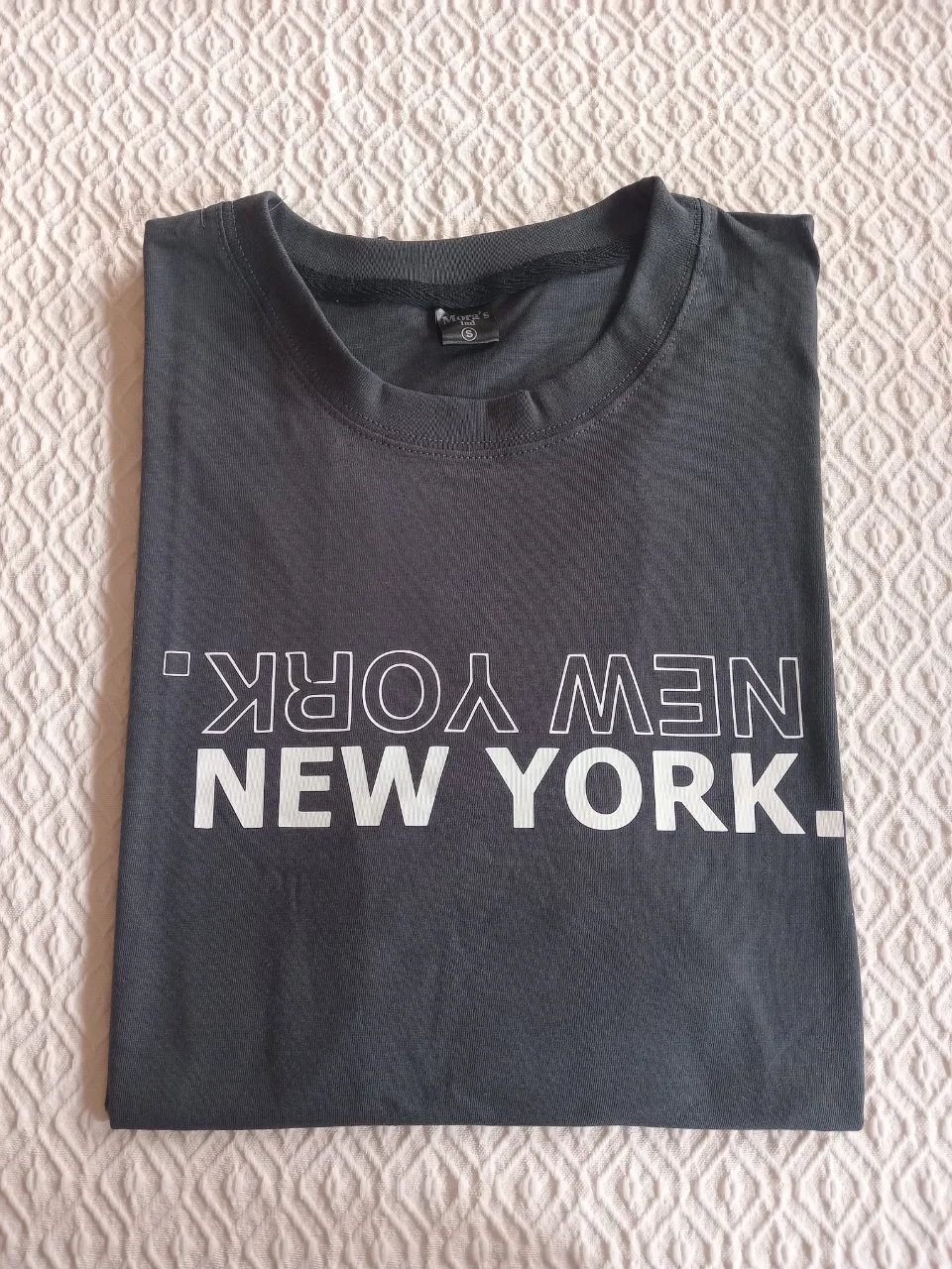 Remera gris con estampa "NEW YORK" en blanco. Ideal para un look casual y urbano.