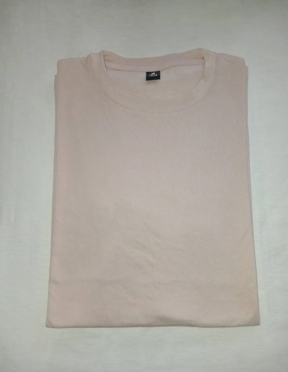 Remera básica de algodón color crudo, ideal para el día a día. Su corte clásico la hace perfecta para combinar con cualquier tipo de pantalón o short.