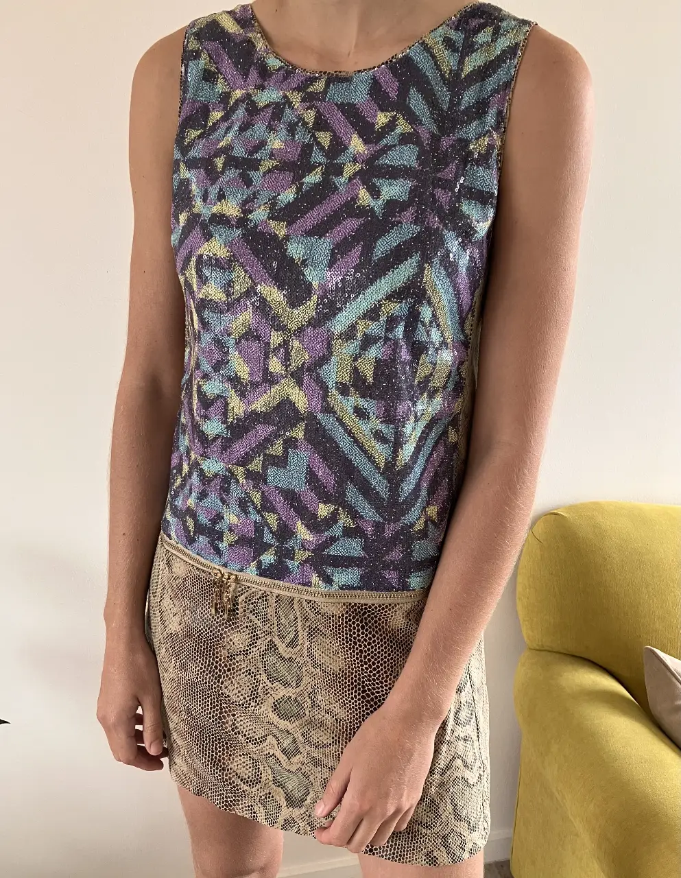 Vestido de diseñador “custo Barcelona” mini con top estampado en tonos violetas, celestes y amarillos, y falda de símil piel de serpiente. Ideal para una salida o fiesta.