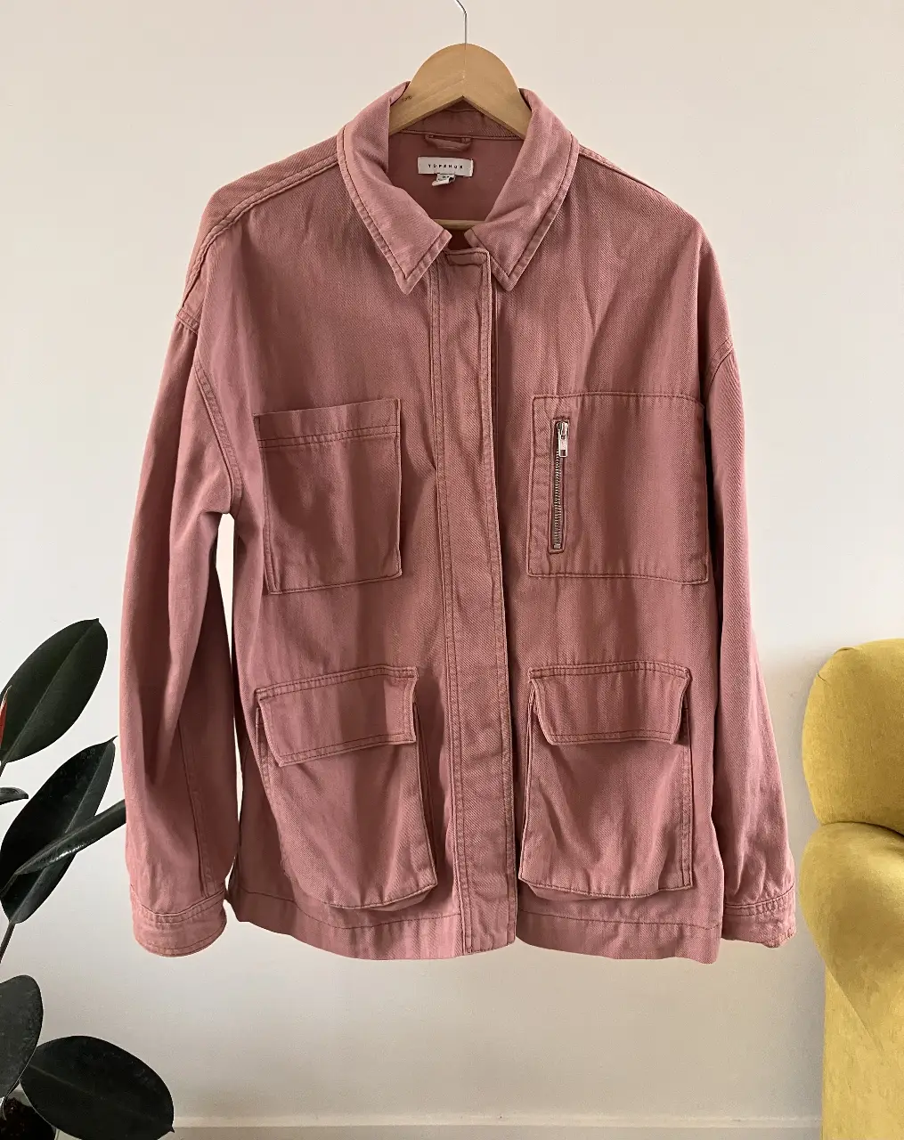 Campera estilo utilitario en color rosa, con múltiples bolsillos y cierre frontal. Ideal para un look casual y moderno.
