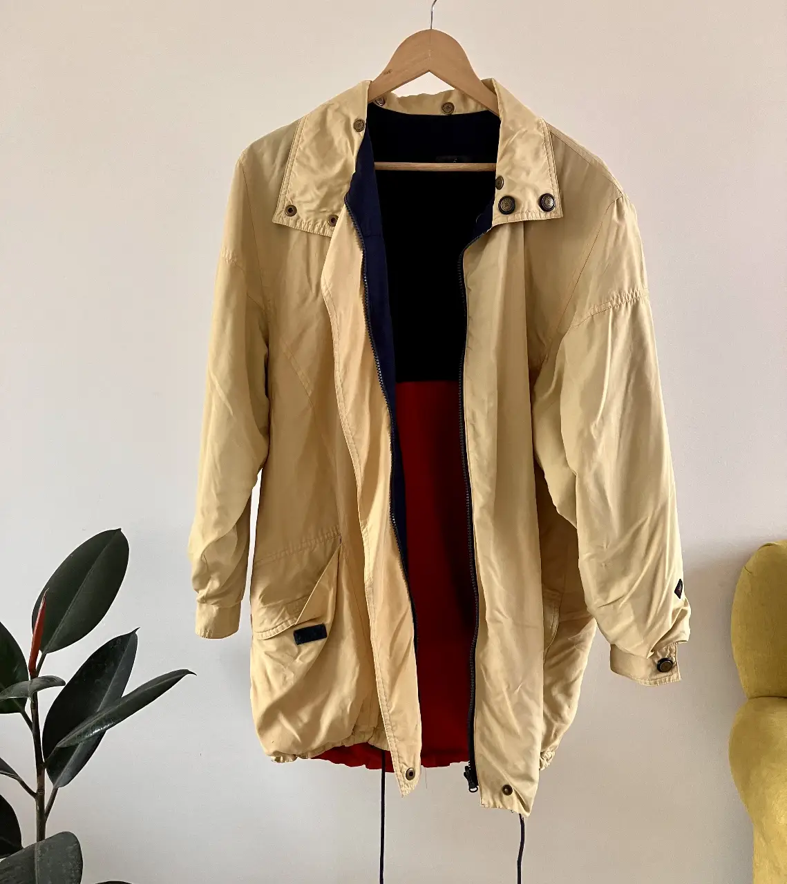 Campera vintage reversible, con cierre y botones. Color amarillo con detalles en azul y rojo. Ideal para un look retro.