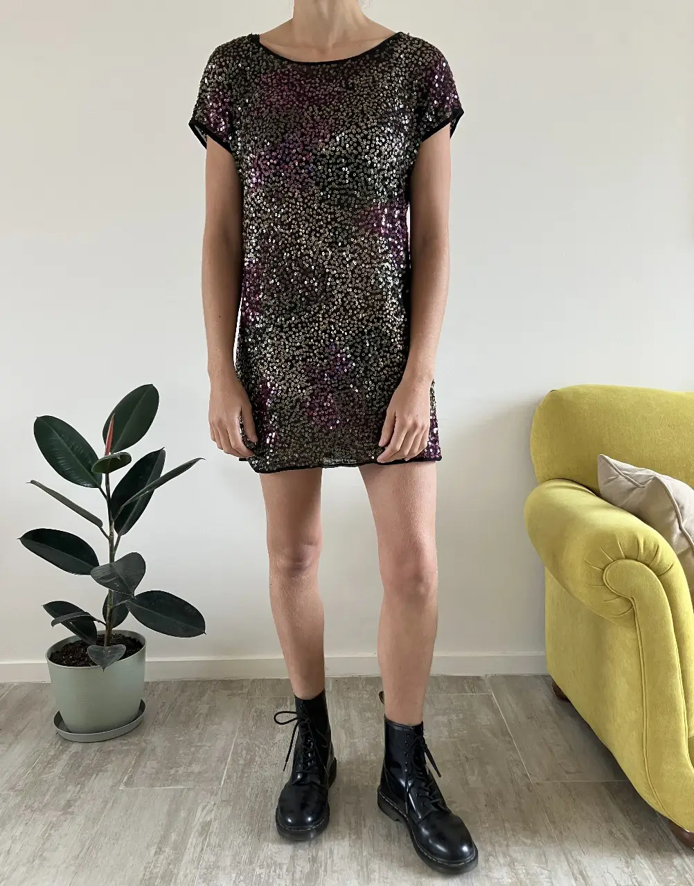 Vestido kosiuko mini de fiesta con lentejuelas brillantes. Ideal para eventos especiales y salidas nocturnas. Diseño moderno y llamativo. la modelo mide 173 cm