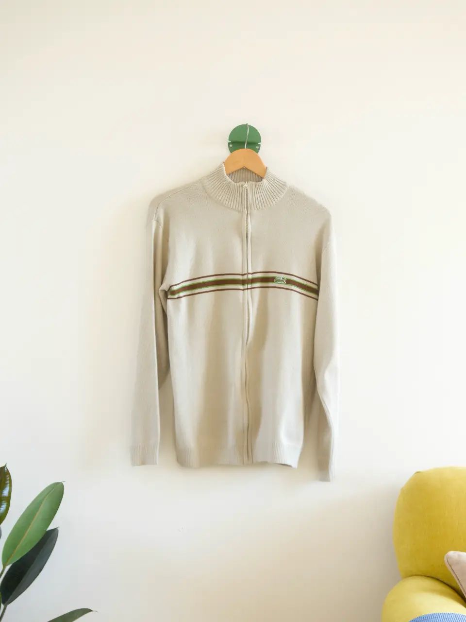 Sweater Lacoste con cierre y cuello alto, con franjas marrones en el pecho. Ideal para un look casual y abrigado. medidas largo 65, ancho 40 cm, mangas 60 cm