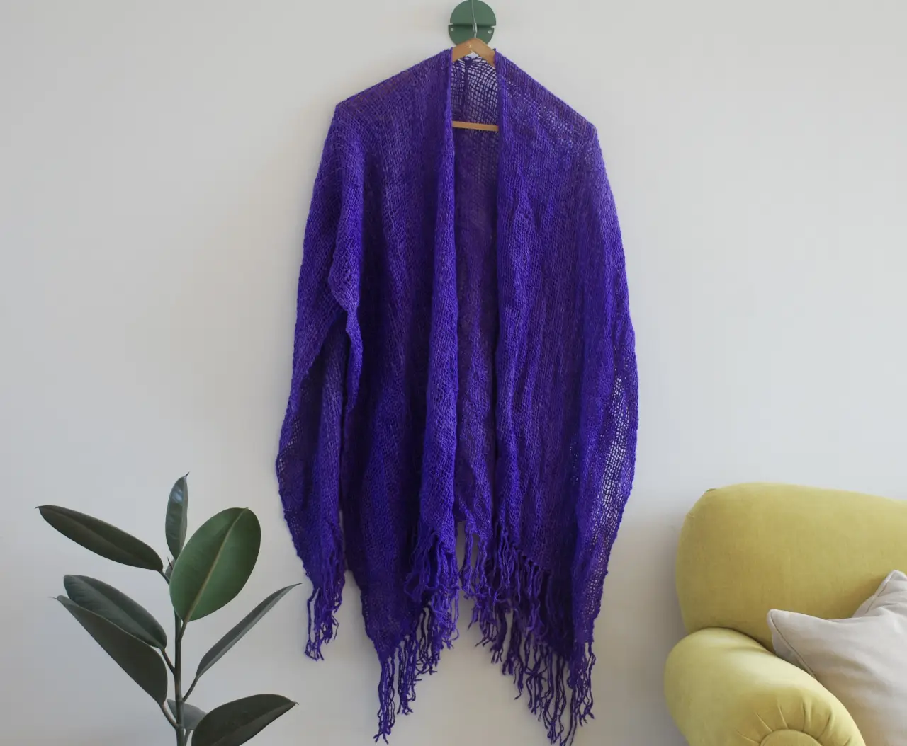 Elegante cardigan tejido en color violeta, ideal para complementar cualquier outfit con un toque de sofisticación y calidez. Perfecto para usar en ocasiones especiales o para darle un toque chic a tu look diario. traído de Salta