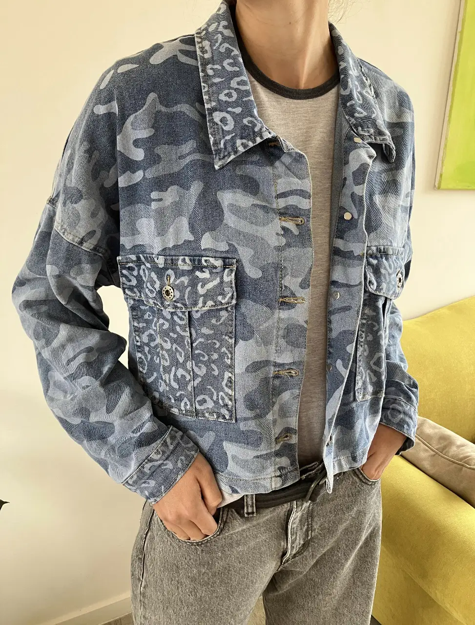 Campera de jean con estampado camuflado en tonos azules y grises. Bolsillos delanteros con detalle de estampado animal print. Ideal para un look canchero y urbano.