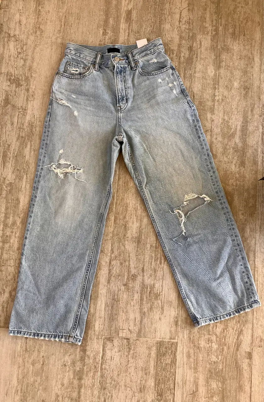 Jeans de mujer, tiro alto, con roturas. Un clásico para cualquier ocasión. talle 34.