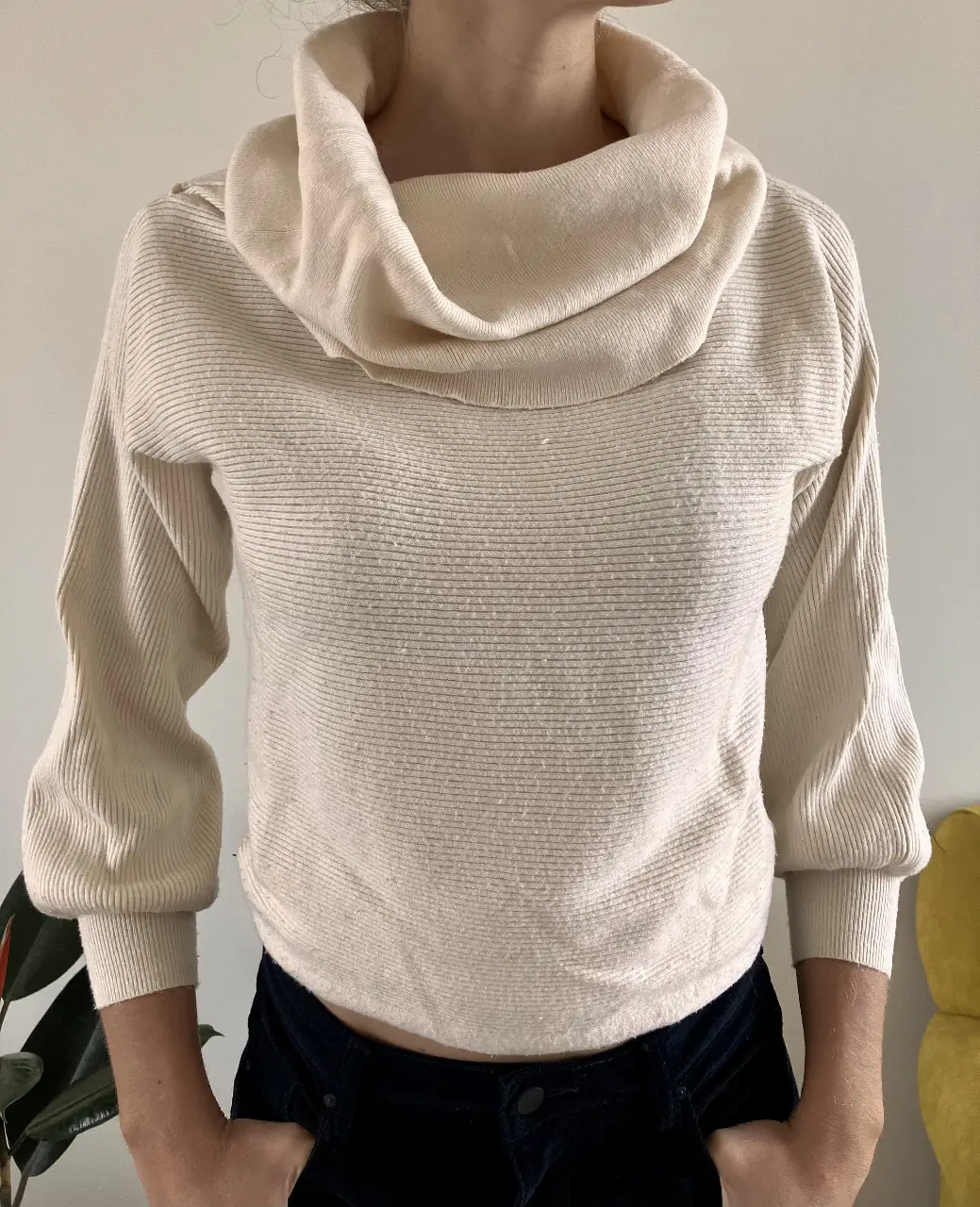 Sweater de cuello alto en color crudo, ideal para un look casual y abrigado. Con mangas 3/4 y un diseño moderno, perfecto para el invierno.