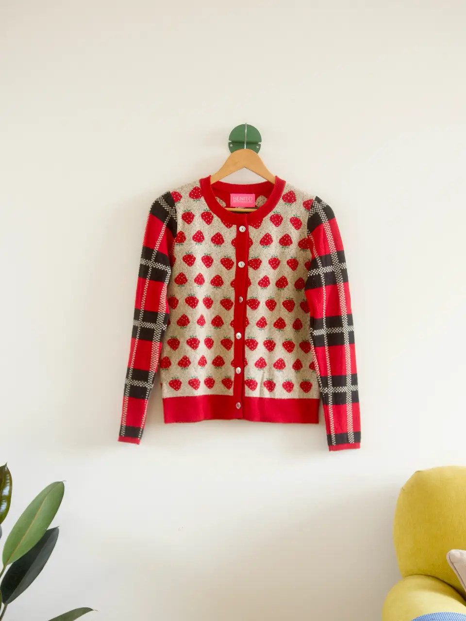 Cardigan Benito Fernández de mujer con estampado de fresas. Diseño vintage con detalles en rojo y negro. Ideal para un look preppy y casual. Medidas largo 55, ancho 40, mangas 55