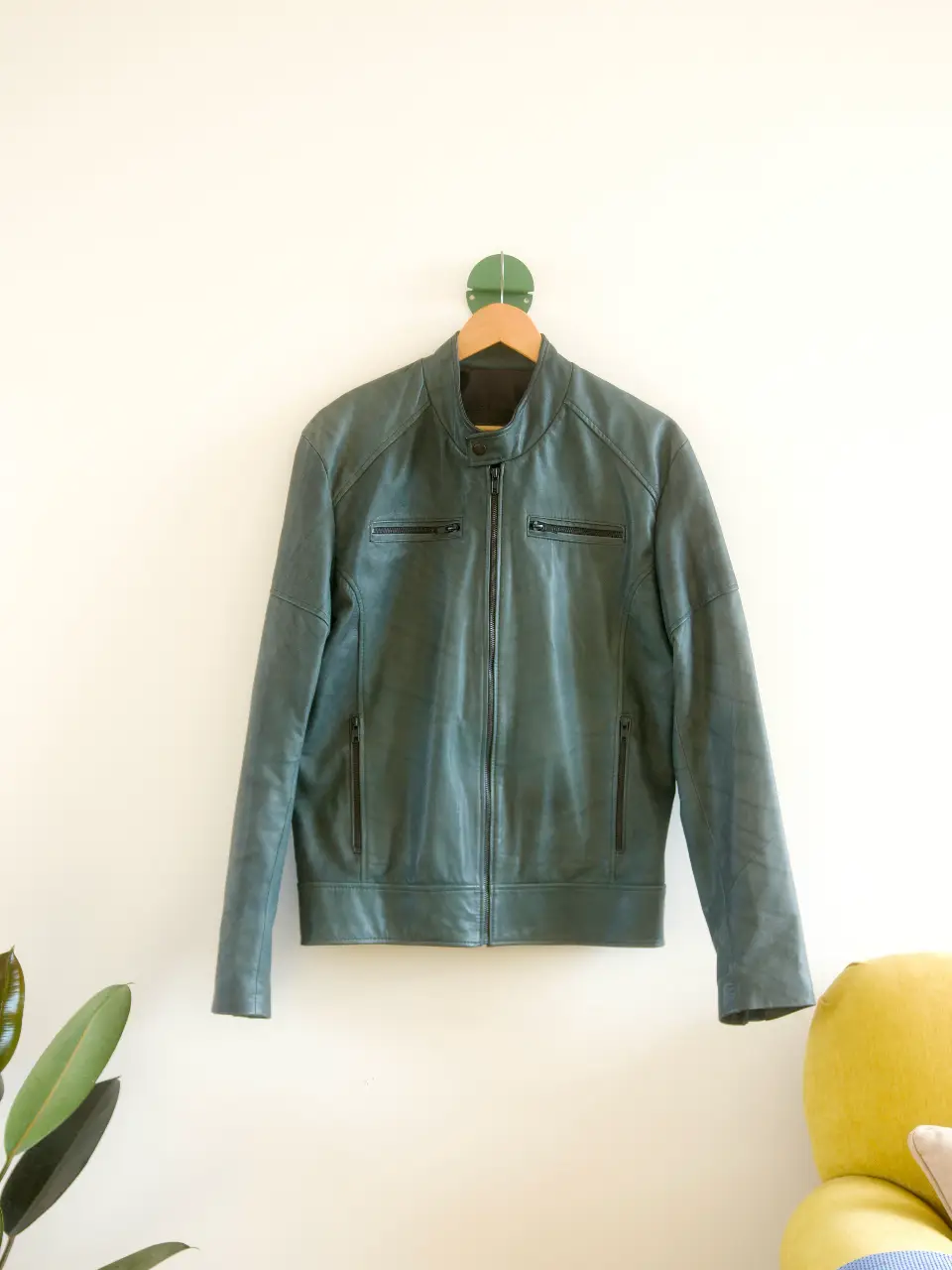 Campera de cuero vacuno para hombre, estilo biker, color verde oscuro. Con cierre frontal, bolsillos con cierre y cuello mao. Ideal para moto. medidas largo 65 cm, ancho 50 cm, mangas 65 cm