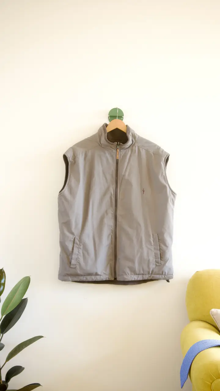 Chaleco Cardon  reversible para hombre, ideal para el invierno. Con cierre y bolsillos, perfecto para un look casual y abrigado. Diseño clásico y versátil. medidas largo 70 cm, ancho 60 cm
