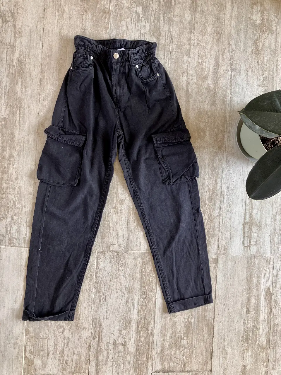 Pantalón cargo tiro alto negro de mujer, con cintura elastizada y bolsillos amplios. Talle 36, de la marca Bershka. Ideal para un look casual y moderno.