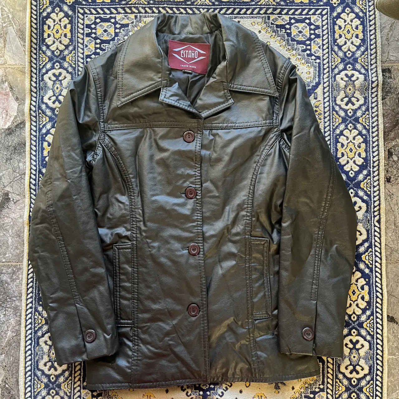 Campera estilo biker de cuero sintético negro, con botones y cuello solapa. Ideal para un look retro y canchero.