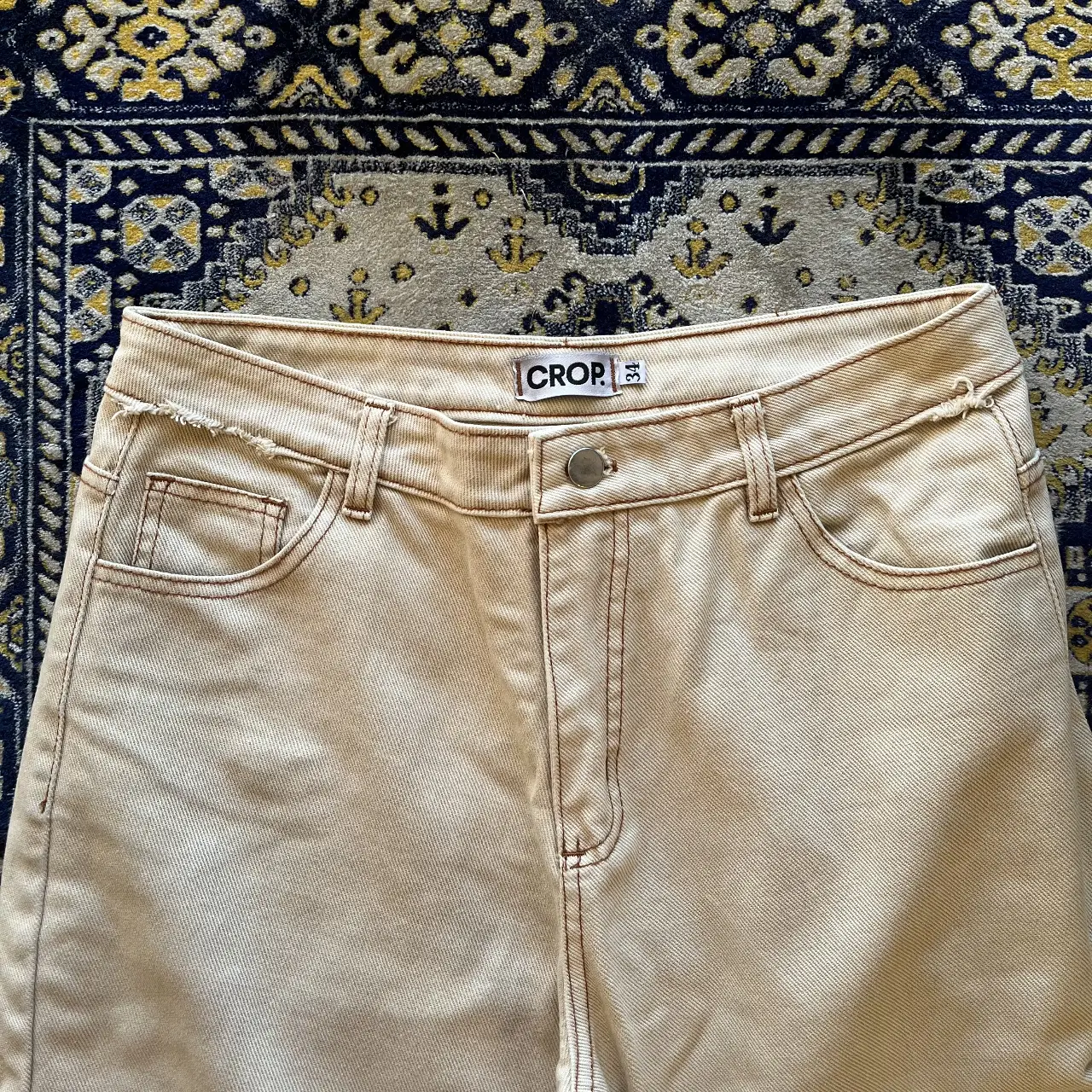 Jeans rectos color crudo de la marca Crop, con detalles de costuras en color marrón. Talle 34. Ideal para un look casual y moderno. ver detalles en las últimas fotos