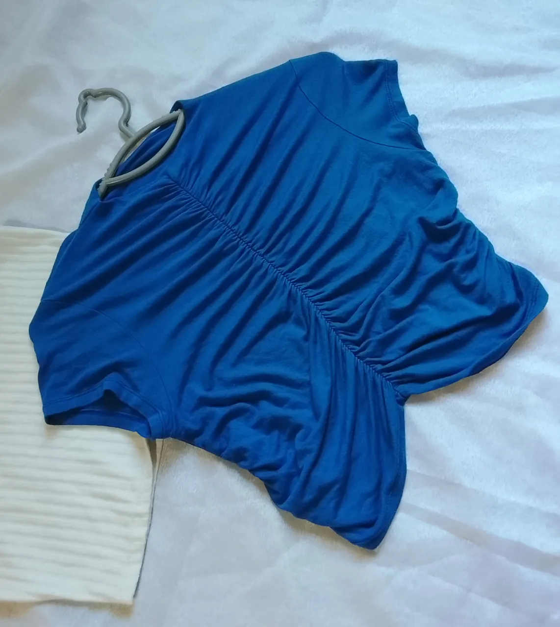 Remera azul con fruncido en el frente y mangas cortas. (sede hasta un L) 