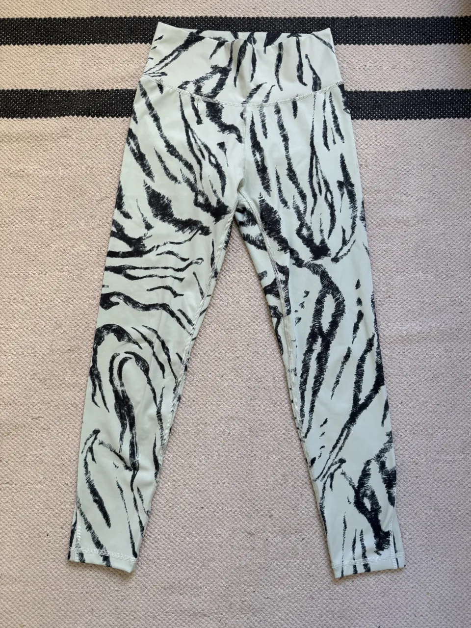 Calzas deportivas con estampa de cebra en turquesa y negro. Largo hasta la rodilla.