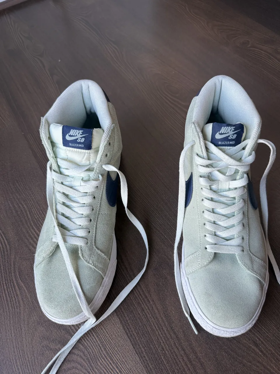 Zapatillas Nike SB Blazer Mid color verde agua con detalles en azul marino. Cordones blancos.