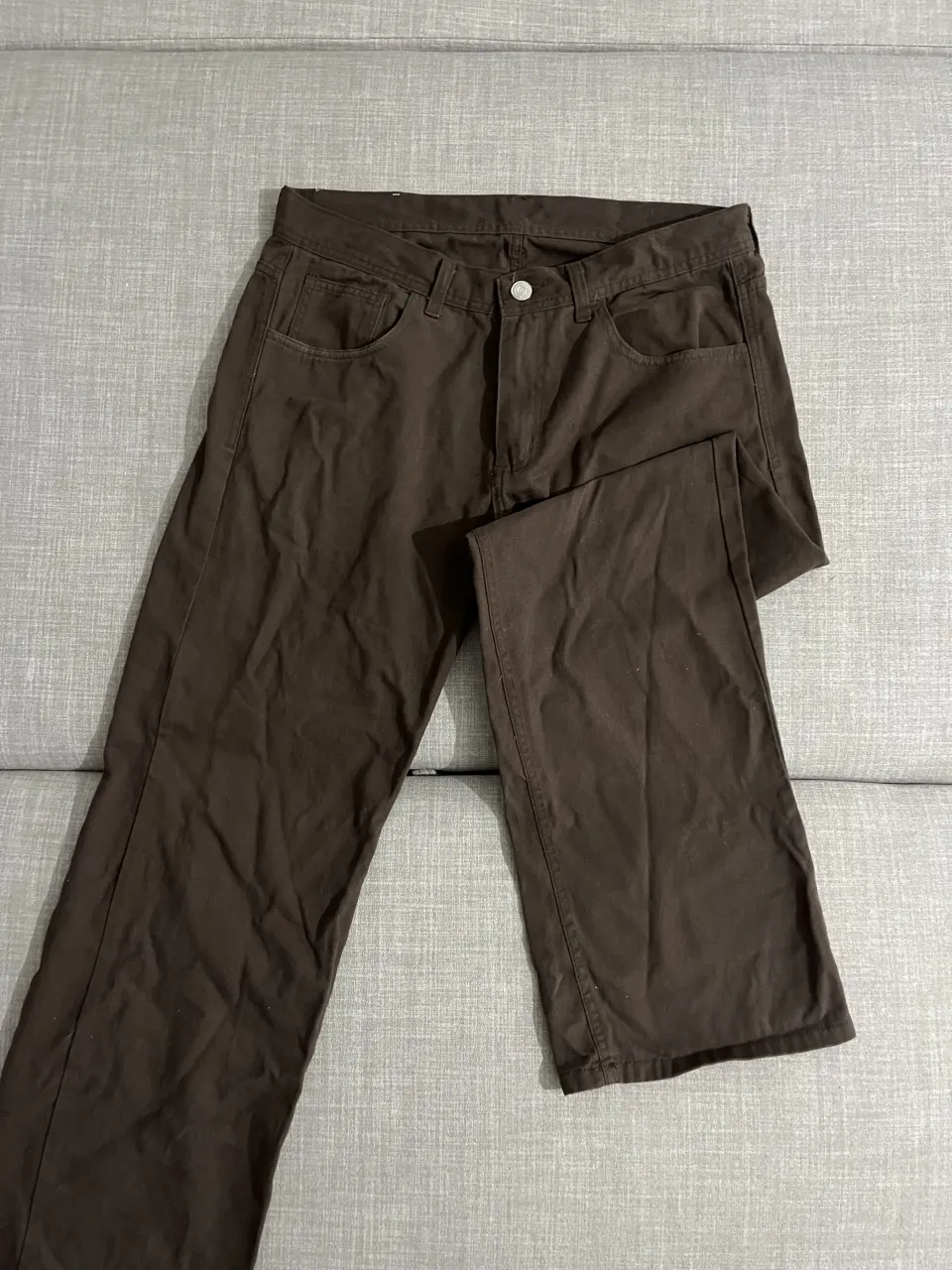 Pantalón de gabardina color marrón. Posee bolsillos delanteros y traseros. talle 42